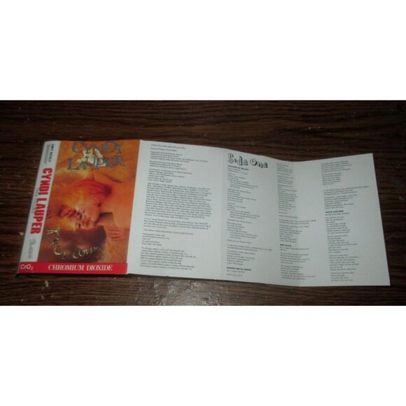 Cyndi Lauper - True Colors on cassette (CBS Records, Canada, 1986) - Picture 3 of 4